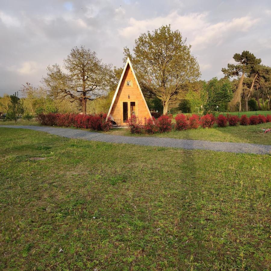 Tipi Apache Des Monteaux Villa Vivy Exterior photo