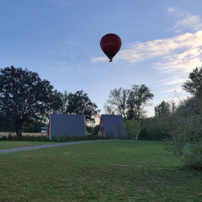 Tipi Apache Des Monteaux Villa Vivy Exterior photo